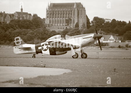 North American P-51 Mustang avec Lancing College dans l'arrière-plan Banque D'Images