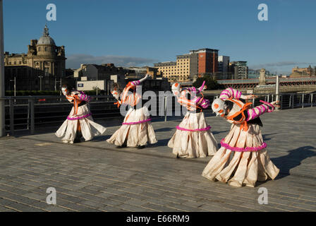 Les artistes de rue danseuses à Glasgow Riverside. Banque D'Images