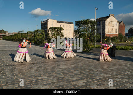 Les artistes de rue danseuses à Glasgow Riverside. Banque D'Images