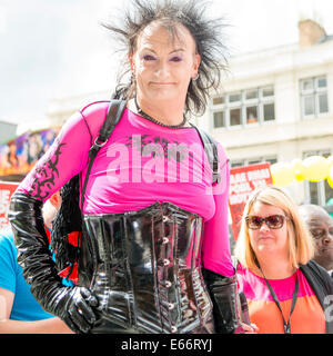 Cardiff, Wales, UK. 16e Août, 2014. La fierté 2014 Défilé LGBT Cymru Cardiff Mardi Gras de crédit : Robert Convery/Alamy Live News Banque D'Images