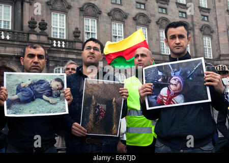 Copenhague, Danemark - Août 16th, 2014 : Kurdes démontre devant le parlement danois à Copenhague contre ISIS (Etat islamique) de la guerre et d'atrocités en Irak. Sur la photo affiche photo de manifestants enfants assassinés, un crime de guerre auraient été effectuées par ISIS en Iraq. Credit : OJPHOTOS/Alamy Live News Banque D'Images