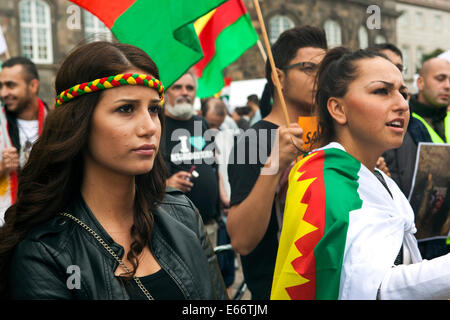 Copenhague, Danemark - Août 16th, 2014 : Kurdes démontre devant le parlement danois à Copenhague contre ISIS (Etat islamique) de la guerre et d'atrocités en Irak. Cela se produit 2 jours après le gouvernement danois a décidé de rejoindre les Etats-Unis ont conduit l'opération militaire et humanitaire en Iraq. L'assistance est pour le moment composé d'un avion de transport Hercules et c'est soutenir plus de détails. Credit : OJPHOTOS/Alamy Live News Banque D'Images