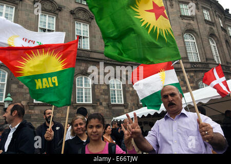 Copenhague, Danemark - Août 16th, 2014 : Kurdes démontre devant le parlement danois à Copenhague contre ISIS (Etat islamique) de la guerre et d'atrocités en Irak. Cela se produit 2 jours après le gouvernement danois a décidé de rejoindre les Etats-Unis ont conduit l'opération militaire et humanitaire en Iraq. L'assistance est pour le moment composé d'un avion de transport Hercules et c'est soutenir plus de détails. Credit : OJPHOTOS/Alamy Live News Banque D'Images