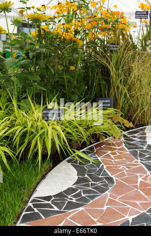 Southport, Merseyside, Royaume-Uni. 16 août, 2014. Hakonechloa Macra & Heuchère à Britain's biggest flower show indépendant. Jardin, cour pavée avec des tuiles, UK Banque D'Images