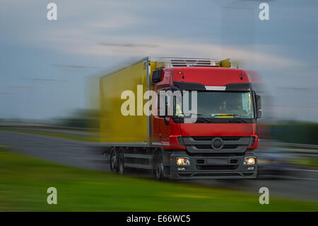 Rouge, Jaune Camion avec arrière-plan flou Banque D'Images