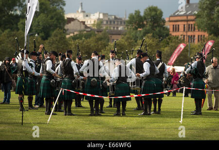 Glasgow, Ecosse, Royaume-Uni. 16e Août, 2014. Les participants prennent part à des championnats du monde de Pipe Band 2014 la première année à des qualificatifs Glasgow Green le 16 août 2014 à Glasgow, en Écosse. L'Assemblée mondiale de Pipe Band Championships est revenu à Glasgow ce week-end, avec un programme qui aura 300 représentations de 223 pipe bands en compétition pour le titre. Crédit : Sam Kovak/Alamy Live News Banque D'Images