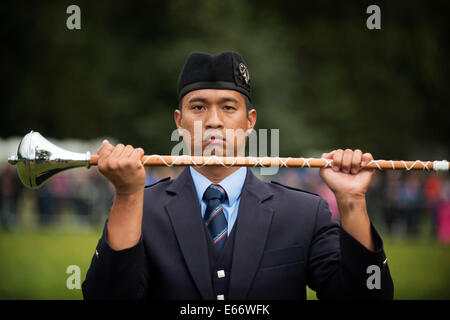 Glasgow, Ecosse, Royaume-Uni. 16e Août, 2014. Les participants prennent part à des championnats du monde de Pipe Band 2014 la première année à des qualificatifs Glasgow Green le 16 août 2014 à Glasgow, en Écosse. L'Assemblée mondiale de Pipe Band Championships est revenu à Glasgow ce week-end, avec un programme qui aura 300 représentations de 223 pipe bands en compétition pour le titre. Crédit : Sam Kovak/Alamy Live News Banque D'Images