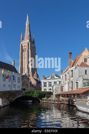Bruges - église Notre Dame et canal dans la lumière du matin Banque D'Images