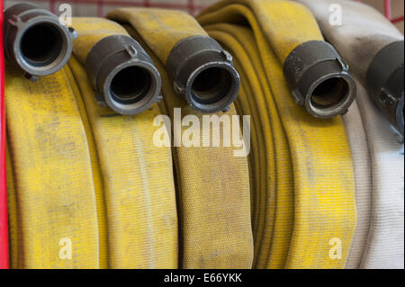 Les lances à incendie stockés sur un rack flexible Banque D'Images
