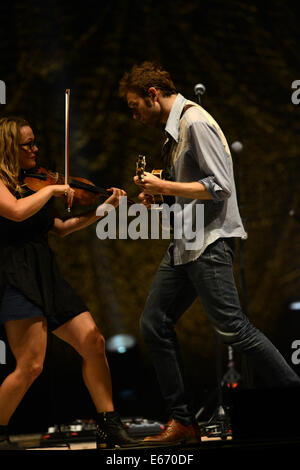 Portsmouth, Virginia, USA. 15e Août, 2014. 'Nickel Creek' apporte le bluegrass à l'information chez Ntelos le pavillon à Portsmouth. Crédit : Jeff Moore/ZUMA/ZUMAPRESS.com/Alamy fil Live News Banque D'Images