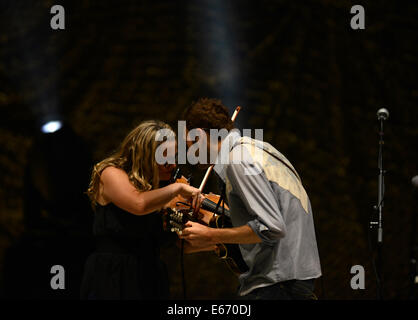 Portsmouth, Virginia, USA. 15e Août, 2014. 'Nickel Creek' apporte le bluegrass à l'information chez Ntelos le pavillon à Portsmouth. Crédit : Jeff Moore/ZUMA/ZUMAPRESS.com/Alamy fil Live News Banque D'Images