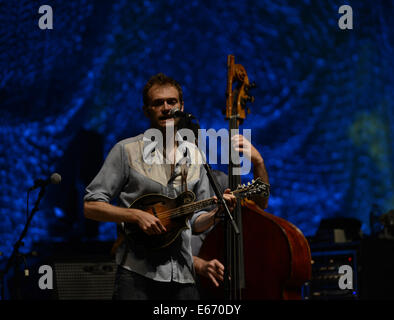 Portsmouth, Virginia, USA. 15e Août, 2014. 'Nickel Creek' apporte le bluegrass à l'information chez Ntelos le pavillon à Portsmouth. Crédit : Jeff Moore/ZUMA/ZUMAPRESS.com/Alamy fil Live News Banque D'Images