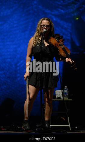 Portsmouth, Virginia, USA. 15e Août, 2014. 'Nickel Creek' apporte le bluegrass à l'information chez Ntelos le pavillon à Portsmouth. Crédit : Jeff Moore/ZUMA/ZUMAPRESS.com/Alamy fil Live News Banque D'Images