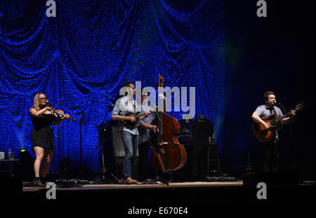 Portsmouth, Virginia, USA. 15e Août, 2014. 'Nickel Creek' apporte le bluegrass à l'information chez Ntelos le pavillon à Portsmouth. Crédit : Jeff Moore/ZUMA/ZUMAPRESS.com/Alamy fil Live News Banque D'Images