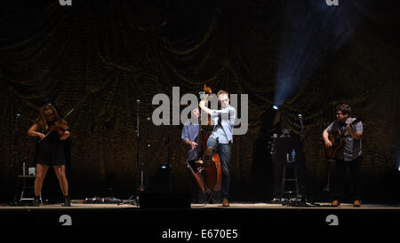 Portsmouth, Virginia, USA. 15e Août, 2014. 'Nickel Creek' apporte le bluegrass à l'information chez Ntelos le pavillon à Portsmouth. Crédit : Jeff Moore/ZUMA/ZUMAPRESS.com/Alamy fil Live News Banque D'Images