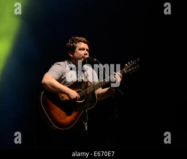 Portsmouth, Virginia, USA. 15e Août, 2014. 'Nickel Creek' apporte le bluegrass à l'information chez Ntelos le pavillon à Portsmouth. Crédit : Jeff Moore/ZUMA/ZUMAPRESS.com/Alamy fil Live News Banque D'Images