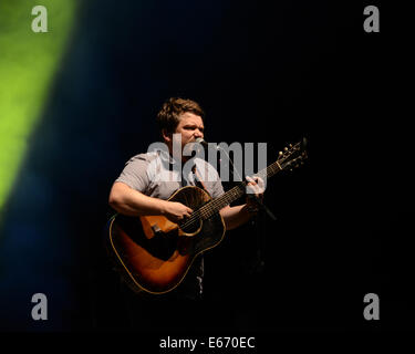 Portsmouth, Virginia, USA. 15e Août, 2014. 'Nickel Creek' apporte le bluegrass à l'information chez Ntelos le pavillon à Portsmouth. Crédit : Jeff Moore/ZUMA/ZUMAPRESS.com/Alamy fil Live News Banque D'Images