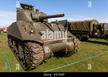 Kent, UK. 16e Août, 2014. Le 6e congrès annuel de l'Ops combiné Show à Headcorn aérodrome. Avec fly-overs, guerre de reconstitutions, fancy dress, réel et la réplique de souvenirs et de bien plus encore. Crédit : Tom Arne Hanslien/Alamy Live News Banque D'Images