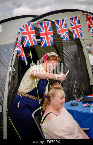 Kent, UK. 16e Août, 2014. Le 6e congrès annuel de l'Ops combiné Show à Headcorn aérodrome. Avec fly-overs, guerre de reconstitutions, fancy dress, réel et la réplique de souvenirs et de bien plus encore. Crédit : Tom Arne Hanslien/Alamy Live News Banque D'Images