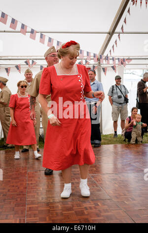 Kent, UK. 16e Août, 2014. Le 6e congrès annuel de l'Ops combiné Show à Headcorn aérodrome. Avec fly-overs, guerre de reconstitutions, fancy dress, réel et la réplique de souvenirs et de bien plus encore. Crédit : Tom Arne Hanslien/Alamy Live News Banque D'Images