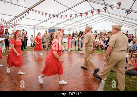 Kent, UK. 16e Août, 2014. Le 6e congrès annuel de l'Ops combiné Show à Headcorn aérodrome. Avec fly-overs, guerre de reconstitutions, fancy dress, réel et la réplique de souvenirs et de bien plus encore. Crédit : Tom Arne Hanslien/Alamy Live News Banque D'Images