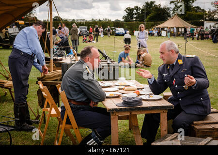 Kent, UK. 16e Août, 2014. Le 6e congrès annuel de l'Ops combiné Show à Headcorn aérodrome. Avec fly-overs, guerre de reconstitutions, fancy dress, réel et la réplique de souvenirs et de bien plus encore. Crédit : Tom Arne Hanslien/Alamy Live News Banque D'Images