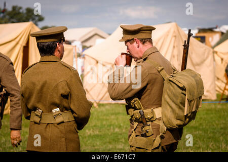 Kent, UK. 16e Août, 2014. Le 6e congrès annuel de l'Ops combiné Show à Headcorn aérodrome. Avec fly-overs, guerre de reconstitutions, fancy dress, réel et la réplique de souvenirs et de bien plus encore. Crédit : Tom Arne Hanslien/Alamy Live News Banque D'Images