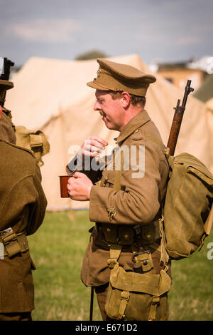 Kent, UK. 16e Août, 2014. Le 6e congrès annuel de l'Ops combiné Show à Headcorn aérodrome. Avec fly-overs, guerre de reconstitutions, fancy dress, réel et la réplique de souvenirs et de bien plus encore. Crédit : Tom Arne Hanslien/Alamy Live News Banque D'Images