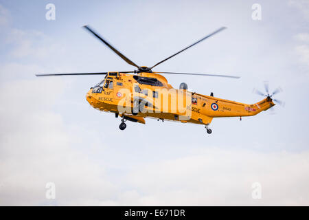 Kent, UK. 16e Août, 2014. Un survol par un hélicoptère Sea King à la 6e conférence annuelle associée à l'Aérodrome de Fakenham Ops. Avec fly-overs, guerre de reconstitutions, fancy dress, réel et la réplique de souvenirs et de bien plus encore. Crédit : Tom Arne Hanslien/Alamy Live News Banque D'Images