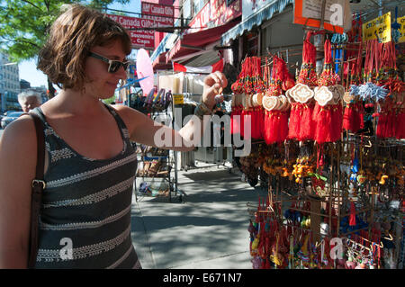 Woman shopping avenue Spadina Chinatown Centre-ville de Toronto Banque D'Images