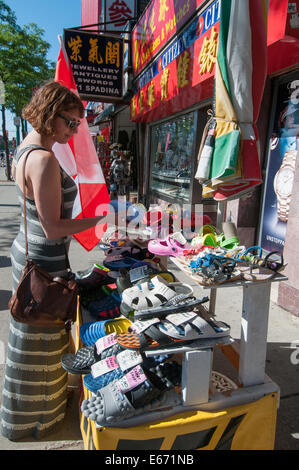 Woman shopping avenue Spadina Chinatown Centre-ville de Toronto Banque D'Images