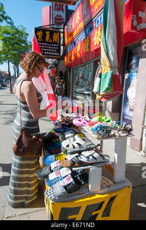 Woman shopper avenue Spadina Toronto Chinatown Banque D'Images