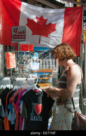 Woman shopping Chinatown Spadina Avenue Banque D'Images