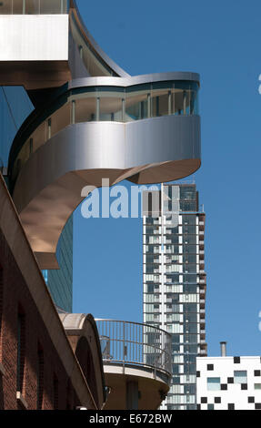 Toronto : Art Gallery of Ontario, le titane et l'aile sud de verre donnant sur la Grange et Grange Park Banque D'Images