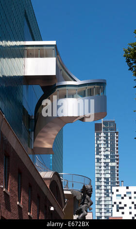 Toronto : Art Gallery of Ontario, le titane et l'aile sud de verre donnant sur la Grange et Grange Park Banque D'Images