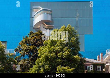 Toronto : Art Gallery of Ontario, le titane et l'aile sud de verre donnant sur la Grange et Grange Park Banque D'Images