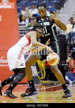 Washington, DC, USA. 16e Août, 2014. 20140816 - Washington Mystics guard Latta Ivoire (12) heurte des New York Liberty center Tina Charles (31) dans la seconde moitié du Verizon Center de Washington. La liberté a vaincu les mystiques, 73-61. Credit : Chuck Myers/ZUMA/Alamy Fil Live News Banque D'Images