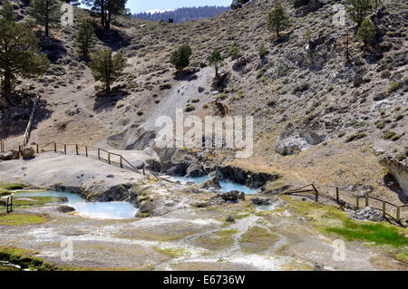 Preuve de diverses formes d'activité volcanique le long de l'autoroute 395 en Californie Banque D'Images