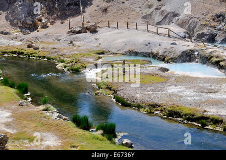 Preuve de diverses formes d'activité volcanique le long de l'autoroute 395 en Californie Banque D'Images