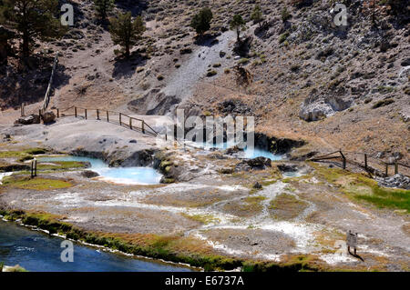 Preuve de diverses formes d'activité volcanique le long de l'autoroute 395 en Californie Banque D'Images