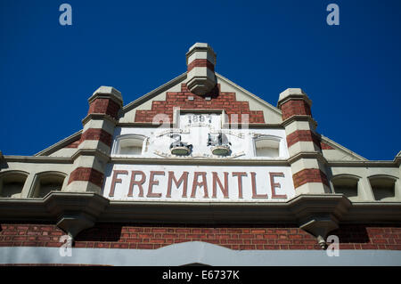 Le haut de l'entrée du marché de Fremantle, montrant le mot "Fremantle' et le motif noir a nagé de l'Australie Occidentale Banque D'Images