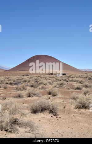 Preuve de diverses formes d'activité volcanique le long de l'autoroute 395 en Californie Banque D'Images