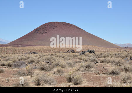 Preuve de diverses formes d'activité volcanique le long de l'autoroute 395 en Californie Banque D'Images