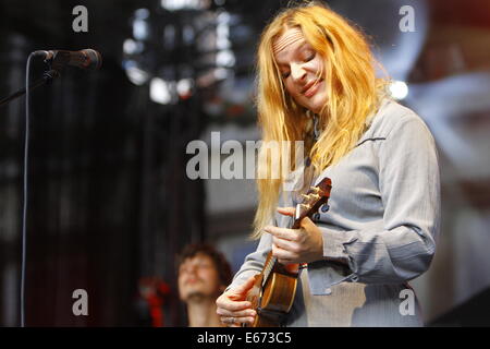 Worms, Allemagne. 16 août 2014. La chanteuse allemande Judith Holopherne est représenté en live sur la scène du festival de jazz et de joie en 2014 vers. La chanteuse allemande Judith Holoferne joué en concert au Jazz Festival 2014 et la joie dans les vers. Il est mieux connu comme le chanteur principal du groupe Pop-Rock Allemand Wir sind Helden. Crédit : Michael Debets/Alamy Live News Banque D'Images