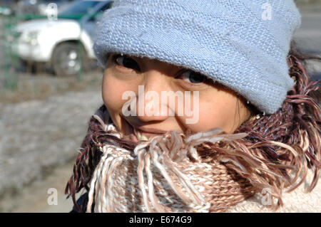 Femme Asiatique habillé pour l'hiver froid en Mongolie Banque D'Images