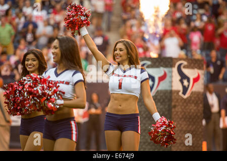 Houston, Texas, USA. 16e Août, 2014. Les cheerleaders des Houston Texans entrer sur le terrain avant un match pré-saison de la NFL entre les Houston Texans et les Falcons d'Atlanta à NRG Stadium à Houston, TX le 16 août, 2014. Credit : Trask Smith/ZUMA/Alamy Fil Live News Banque D'Images