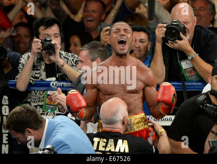 Août 16, 2014, Carson CA. Kell Brook réagit de la Grande-Bretagne a-t-il prend la victoire sur USA's Shawn Porter samedi soir. Kell Brook a gagné par décision majoritaire après 12 séries sur Shawn Porter pour le titre mondial IBF super-légers à l'Stub-Hub Centre. Photo par Gene Blevins/LA DAILYNEWS © Gene Blevins/ZUMA/Alamy Fil Live News Banque D'Images