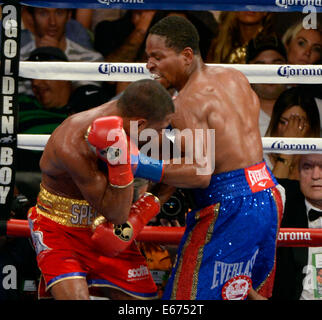 Août 16, 2014, Carson CA. (En bleu les lignes) USA's Shawn Porter va 12 tours avec la Grande-Bretagne Kell Brook samedi soir. Kell Brook a pris la victoire par décision majoritaire sur Shawn Porter pour le titre mondial IBF super-légers à l'Stub-Hub Centre. Photo par Gene Blevins/LA DAILYNEWS/ZumaPress Crédit : Gene Blevins/ZUMA/Alamy Fil Live News Banque D'Images