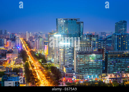 Beijing, Chine centre-ville paysage urbain de nuit dans le district de Chaoyang. Banque D'Images