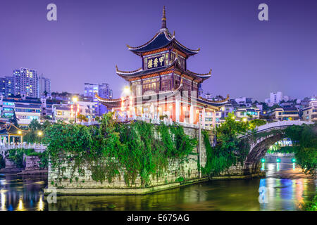 Guiyang, Chine à l'horizon sur le pavillon de Jiaxiu 85 Rivière. Banque D'Images